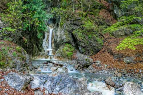 In bizarren Windungen und Wasserfällen verläuft der Heckenbach vom Jochberg hinab - Perfekt im Feng Shui - Seitenverhältnis 3:2 - Wasserfall bei Kochel am See - weitere Infos unter https://www.kriner-weiermann.de