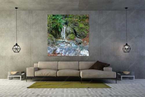 In bizarren Windungen und Wasserfällen verläuft der Heckenbach vom Jochberg hinab - Perfekt im Feng Shui - Größe ca. 160x160cm, Seitenverhältnis 1:1 - Wasserfall bei Kochel am See - weitere Infos unter https://www.kriner-weiermann.de