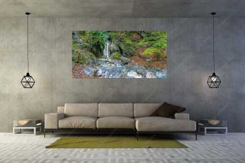 In bizarren Windungen und Wasserfällen verläuft der Heckenbach vom Jochberg hinab - Perfekt im Feng Shui - Größe ca. 200x100cm, Seitenverhältnis 2:1 - Wasserfall bei Kochel am See - weitere Infos unter https://www.kriner-weiermann.de