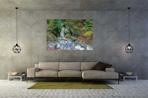 In bizarren Windungen und Wasserfällen verläuft der Heckenbach vom Jochberg hinab - Perfekt im Feng Shui - Größe ca. 180x120cm, Seitenverhältnis 3:2 - Wasserfall bei Kochel am See - weitere Infos unter https://www.kriner-weiermann.de