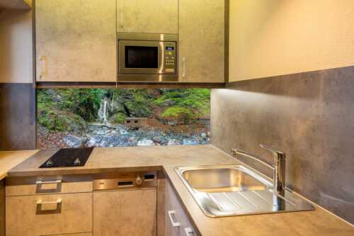 In bizarren Windungen und Wasserfällen verläuft der Heckenbach vom Jochberg hinab - Perfekt im Feng Shui - Größe ca. 150x60cm, Seitenverhältnis 2,5:1 - Wasserfall bei Kochel am See - weitere Infos unter https://www.kriner-weiermann.de