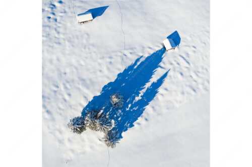 Blick auf eine Baumgruppe und Heustadel in Krün von Oben - Perspektive - Seitenverhältnis 1:1 - Lange Schatten im Schnee - weitere Infos unter https://www.kriner-weiermann.de