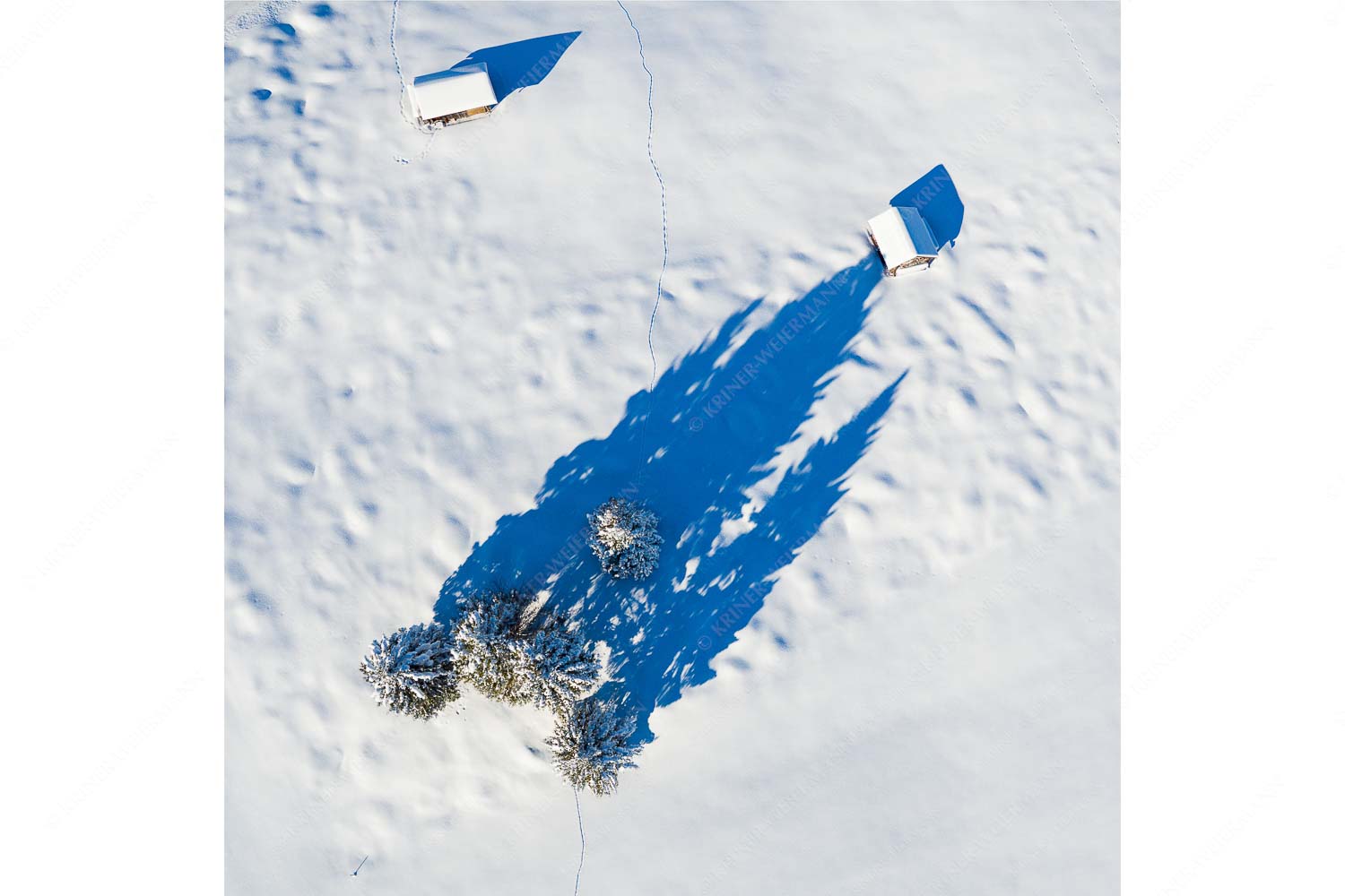 Perspektive – Seitenverhältnis 1:1 — Lange Schatten im Schnee Blick auf eine Baumgruppe und Heustadel in Krün von Oben