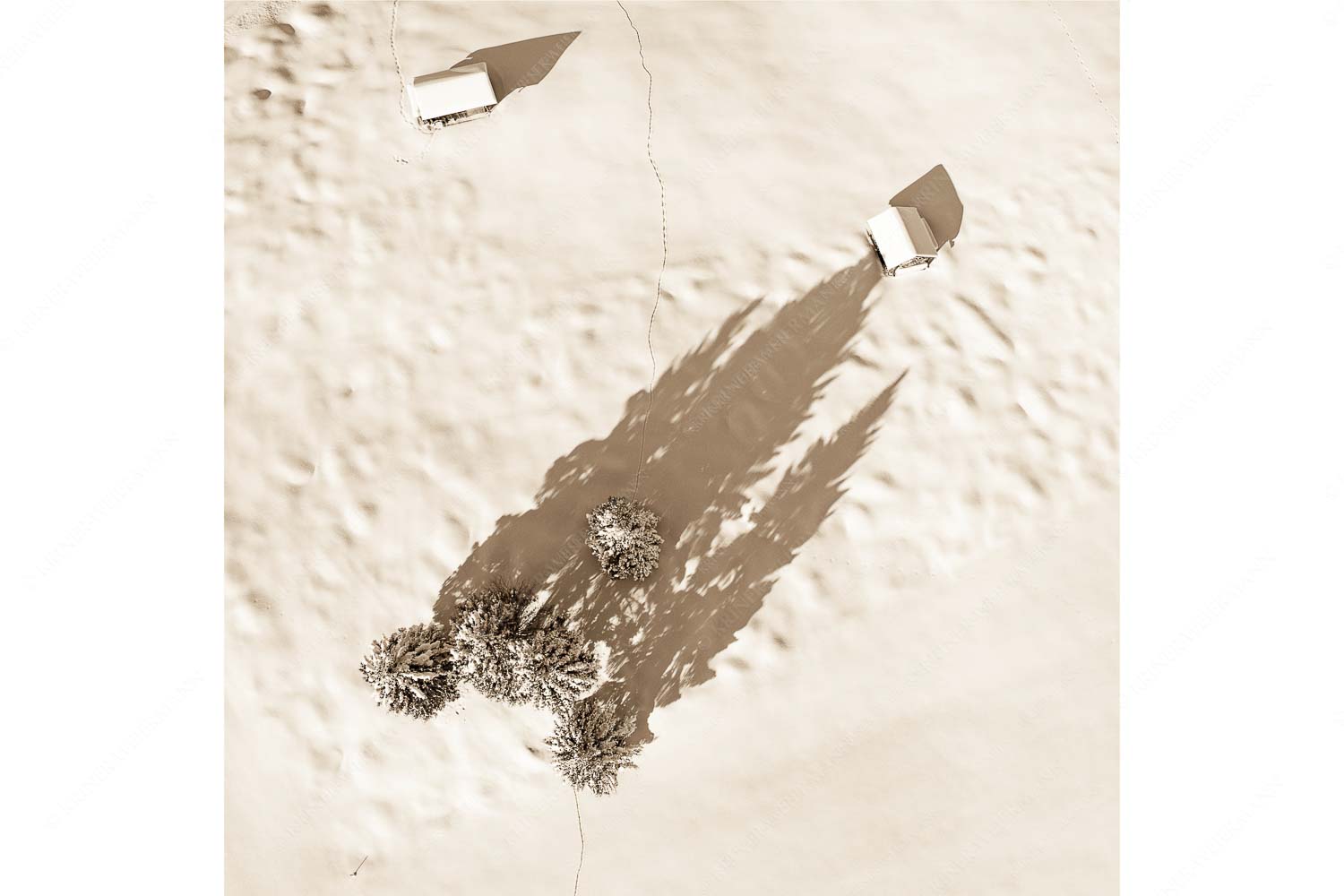 Perspektive – Seitenverhältnis 1:1 — Lange Schatten im Schnee Blick auf eine Baumgruppe und Heustadel in Krün von Oben