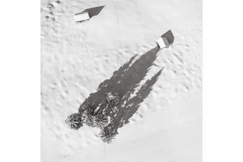 Blick auf eine Baumgruppe und Heustadel in Krün von Oben - Perspektive - Seitenverhältnis 1:1 - Lange Schatten im Schnee - weitere Infos unter https://www.kriner-weiermann.de
