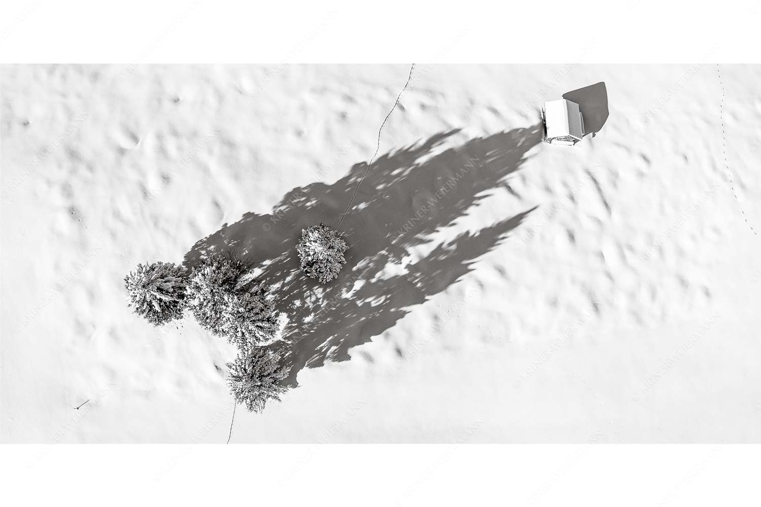 Perspektive – Seitenverhältnis 2:1 — Lange Schatten im Schnee Blick auf eine Baumgruppe und Heustadel in Krün von Oben