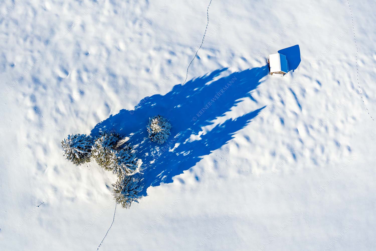 Perspektive – Seitenverhältnis 3:2 — Lange Schatten im Schnee Blick auf eine Baumgruppe und Heustadel in Krün von Oben