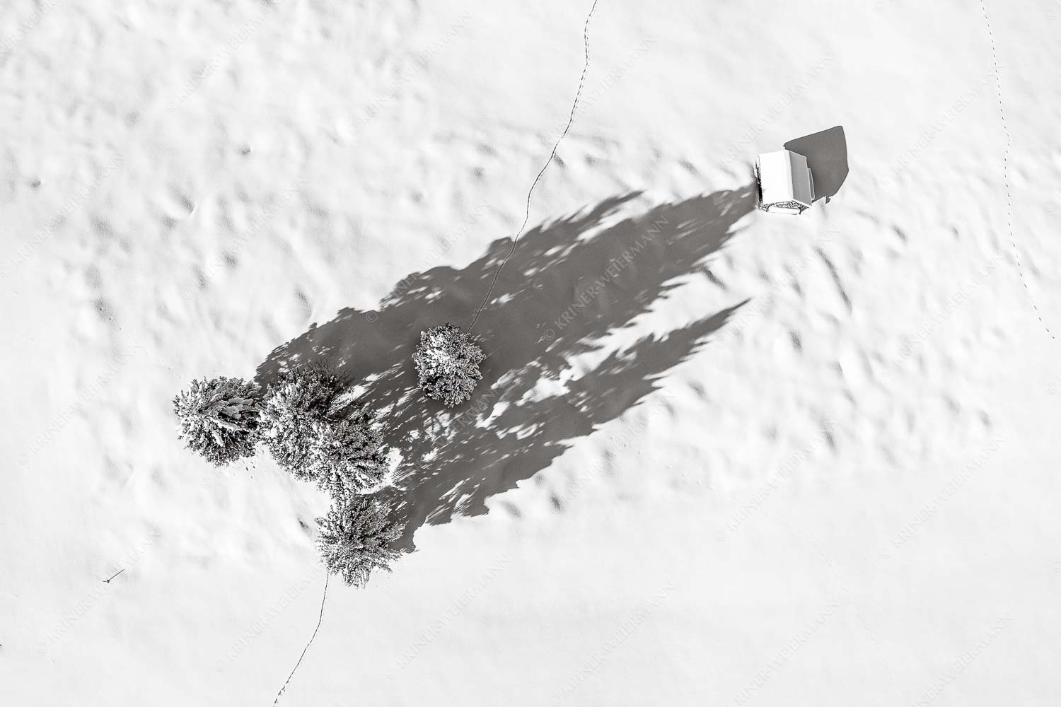 Perspektive – Seitenverhältnis 3:2 — Lange Schatten im Schnee Blick auf eine Baumgruppe und Heustadel in Krün von Oben