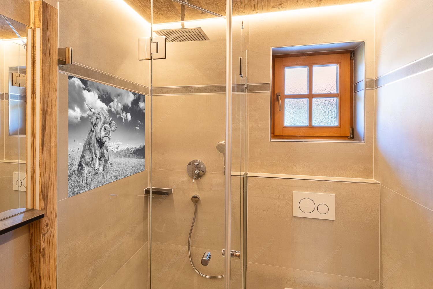 Reine Genusssache – Größe ca. 120x80cm, Seitenverhältnis 3:2 — Murnau-Werdenfelser Rind Murnau Werdenfelser Jungvieh genießt die Abendsonne im Estergebirge - Reine Genusssache - Größe ca. 120x80cm, Seitenverhältnis 3:2 - Murnau-Werdenfelser Rind - weitere Infos unter https://www.kriner-weiermann.de