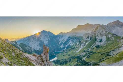 Die malerisch gelegenen Soiernseen sind mit die einzigen im Soierngebirge - Rising - Seitenverhältnis 2,5:1 - Sonnenaufgang am Soiernsee - weitere Infos unter https://www.kriner-weiermann.de