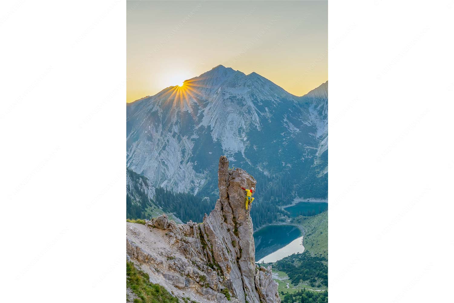 Rising – Seitenverhältnis 2:3 — Sonnenaufgang am Soiernsee Die malerisch gelegenen Soiernseen sind mit die einzigen im Soierngebirge