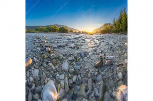 Blick über das Flussbett der Isar in den Sonnenaufgang am Karwendel - Rolling Stones - Seitenverhältnis 1:1 - Isar Flussbett - weitere Infos unter https://www.kriner-weiermann.de