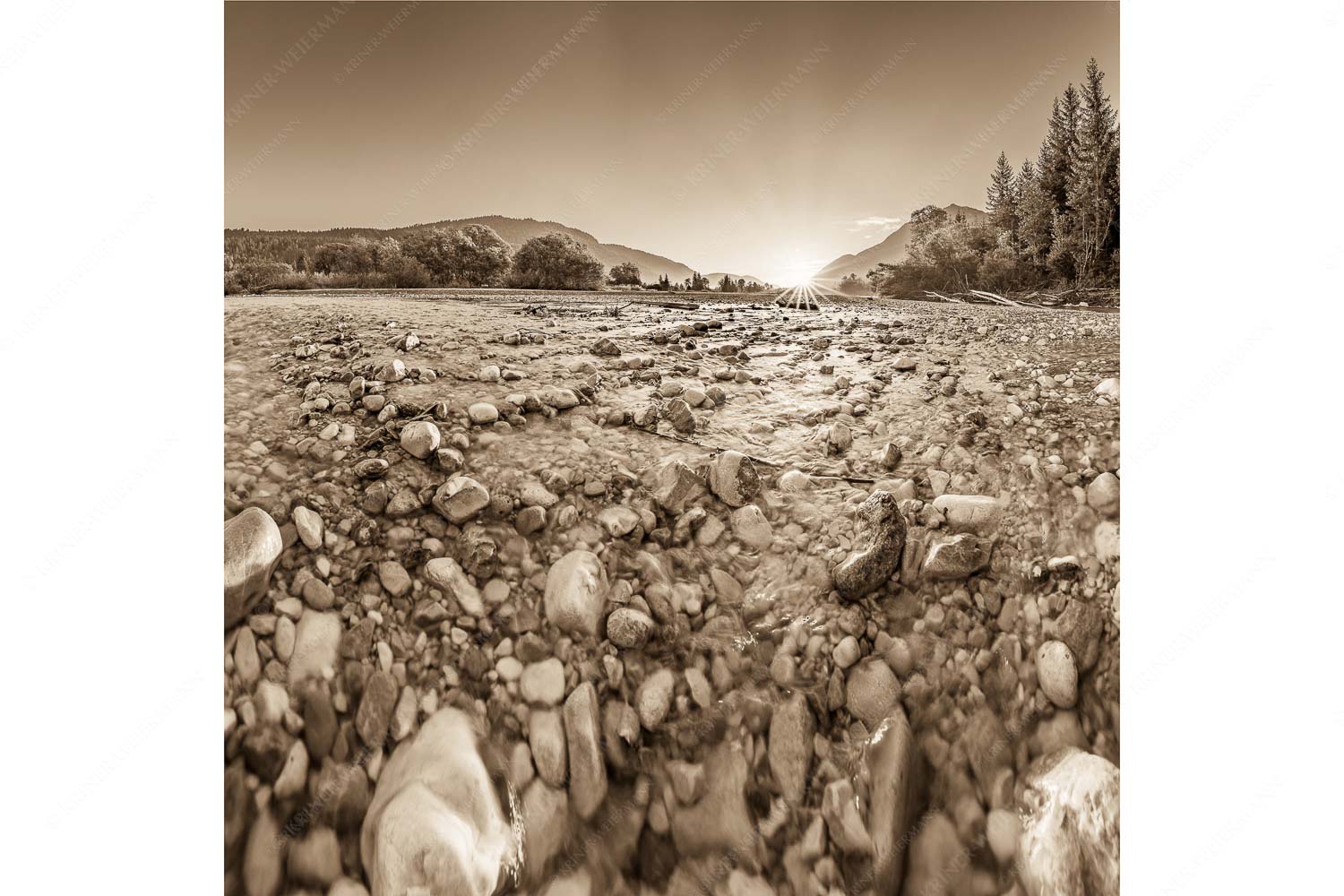 Rolling Stones – Seitenverhältnis 1:1 — Isar Flussbett Blick über das Flussbett der Isar in den Sonnenaufgang am Karwendel