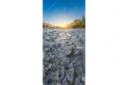 Blick über das Flussbett der Isar in den Sonnenaufgang am Karwendel - Rolling Stones - Seitenverhältnis 1:2 - Isar Flussbett - weitere Infos unter https://www.kriner-weiermann.de