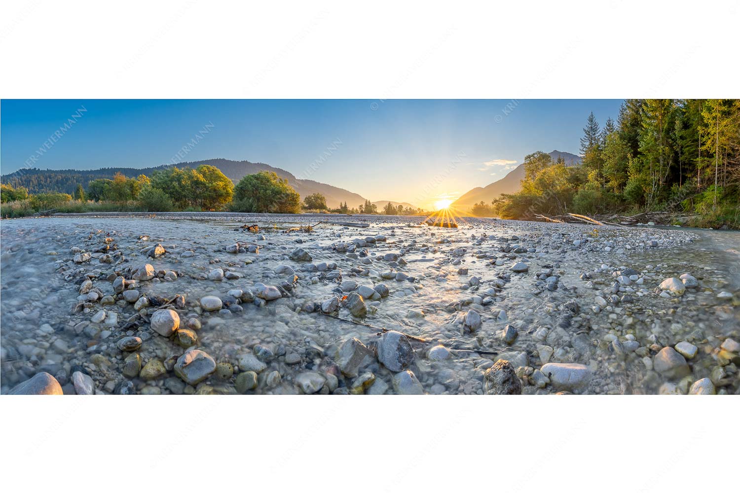 Rolling Stones – Seitenverhältnis 2,5:1 — Isar Flussbett Blick über das Flussbett der Isar in den Sonnenaufgang am Karwendel