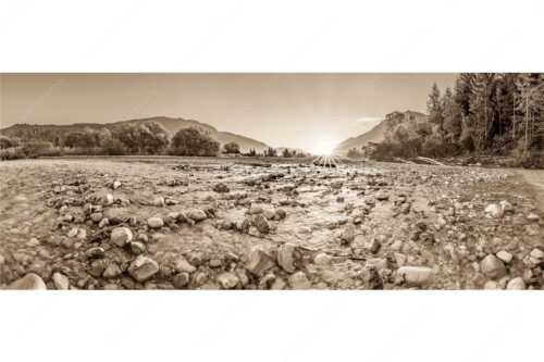 Blick über das Flussbett der Isar in den Sonnenaufgang am Karwendel - Rolling Stones - Seitenverhältnis 2,5:1 - Isar Flussbett - weitere Infos unter https://www.kriner-weiermann.de