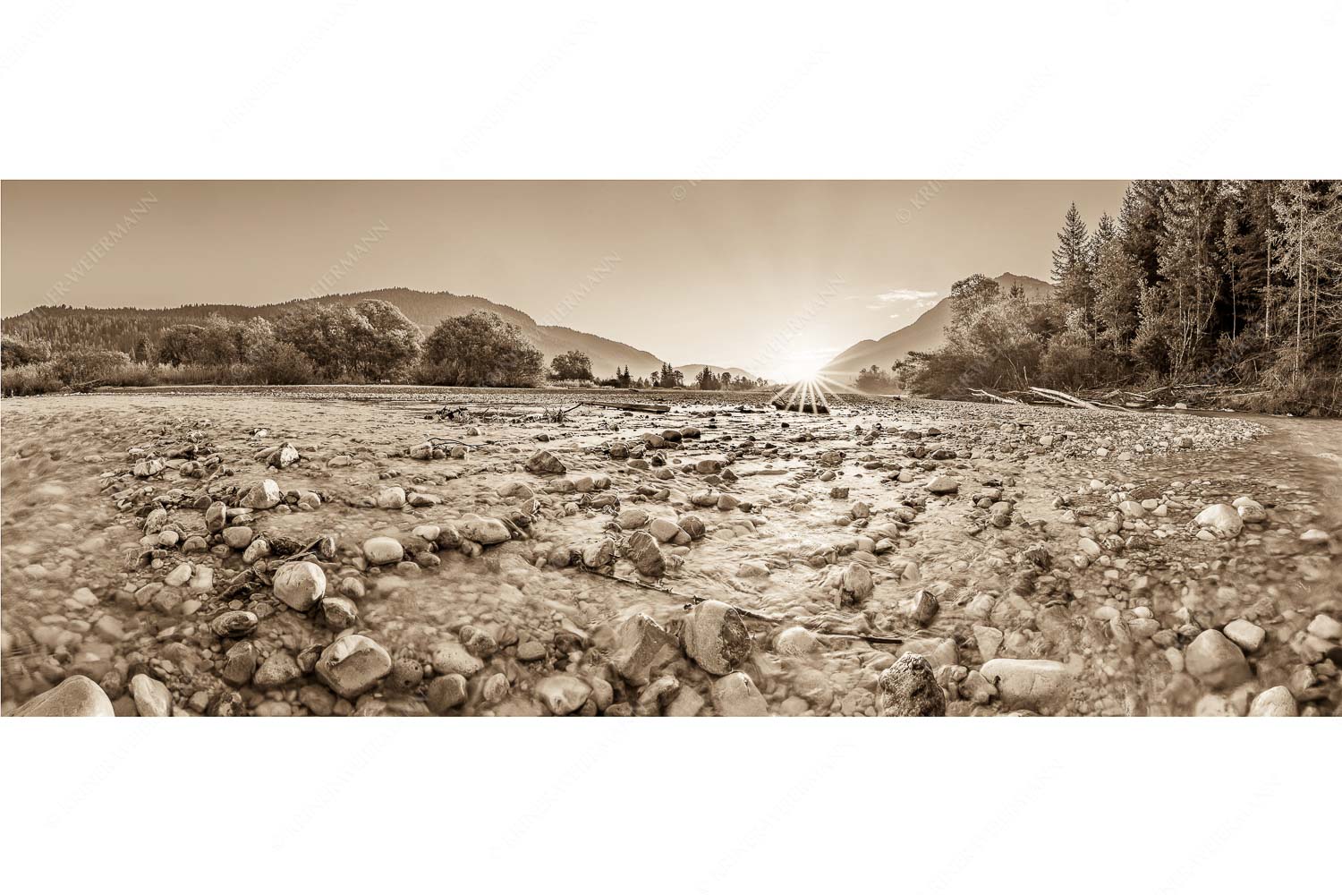 Rolling Stones – Seitenverhältnis 2,5:1 — Isar Flussbett Blick über das Flussbett der Isar in den Sonnenaufgang am Karwendel