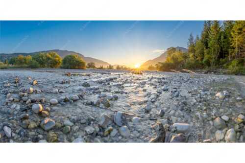 Blick über das Flussbett der Isar in den Sonnenaufgang am Karwendel - Rolling Stones - Seitenverhältnis 2:1 - Isar Flussbett - weitere Infos unter https://www.kriner-weiermann.de