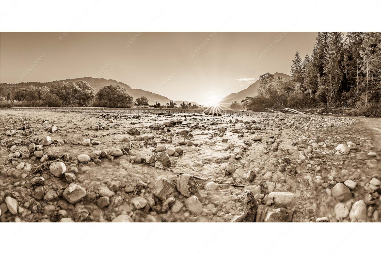 Rolling Stones – Seitenverhältnis 2:1 — Isar Flussbett Blick über das Flussbett der Isar in den Sonnenaufgang am Karwendel