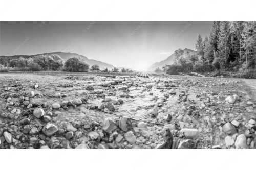 Blick über das Flussbett der Isar in den Sonnenaufgang am Karwendel - Rolling Stones - Seitenverhältnis 2:1 - Isar Flussbett - weitere Infos unter https://www.kriner-weiermann.de