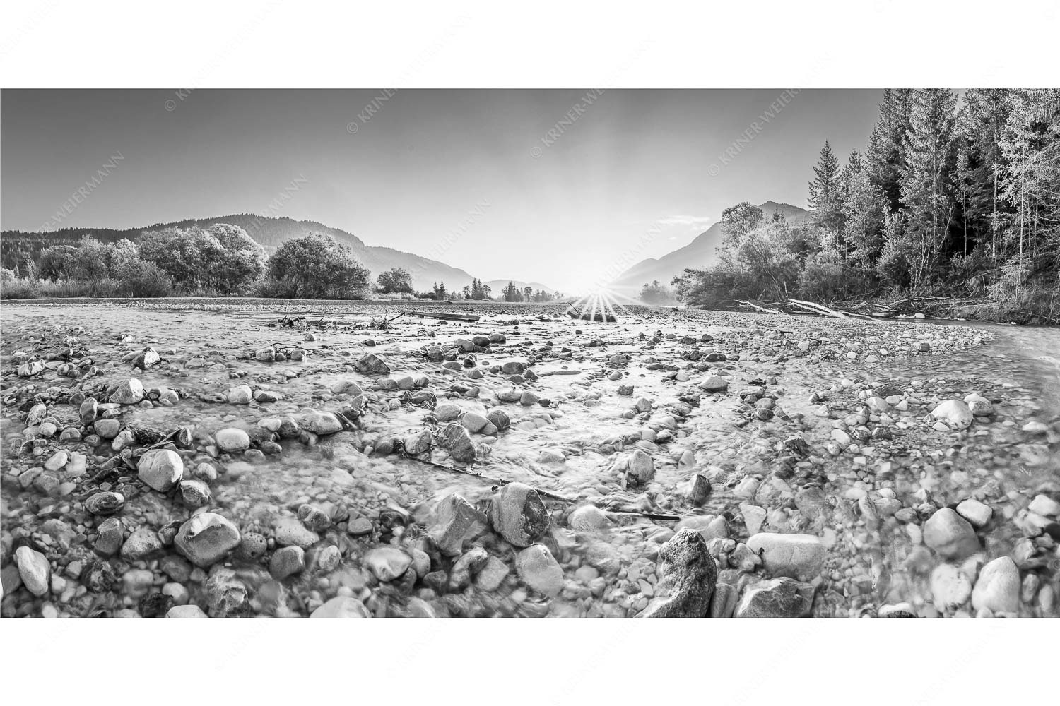 Blick über das Flussbett der Isar in den Sonnenaufgang am Karwendel