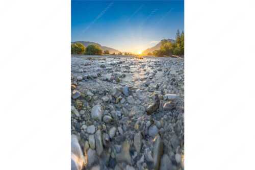 Blick über das Flussbett der Isar in den Sonnenaufgang am Karwendel - Rolling Stones - Seitenverhältnis 2:3 - Isar Flussbett - weitere Infos unter https://www.kriner-weiermann.de