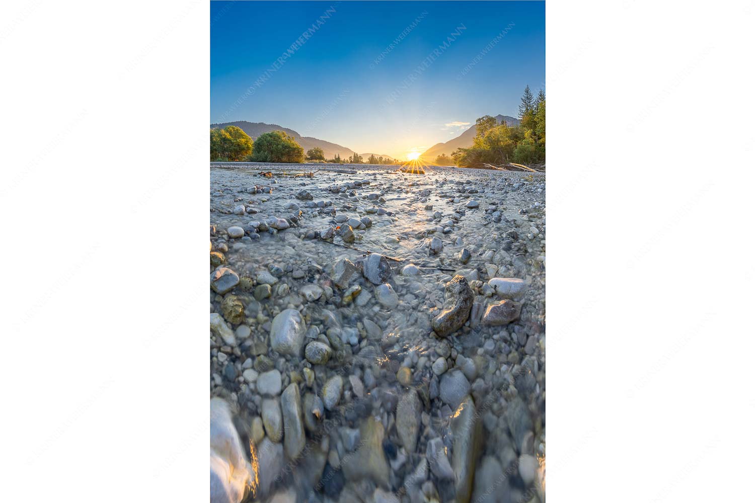Rolling Stones – Seitenverhältnis 2:3 — Isar Flussbett Blick über das Flussbett der Isar in den Sonnenaufgang am Karwendel