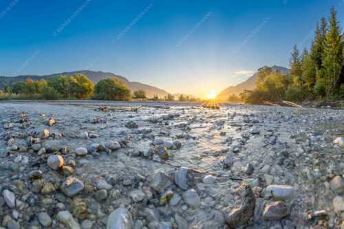 Blick über das Flussbett der Isar in den Sonnenaufgang am Karwendel - Rolling Stones - Seitenverhältnis 3:2 - Isar Flussbett - weitere Infos unter https://www.kriner-weiermann.de