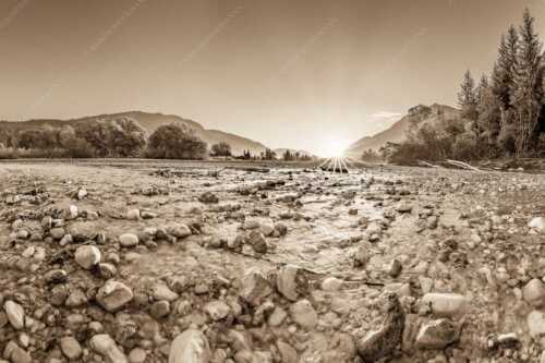 Blick über das Flussbett der Isar in den Sonnenaufgang am Karwendel - Rolling Stones - Seitenverhältnis 3:2 - Isar Flussbett - weitere Infos unter https://www.kriner-weiermann.de