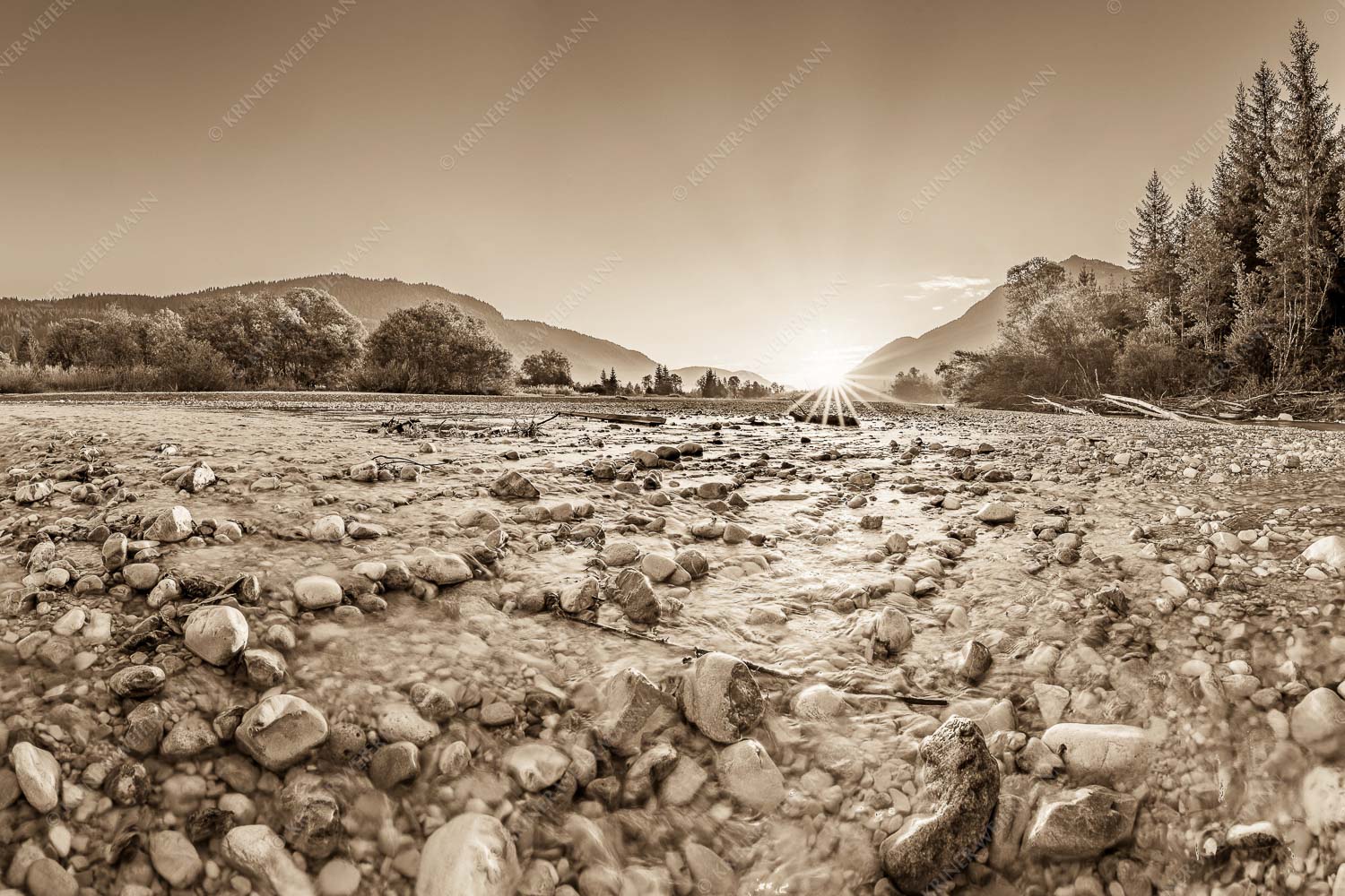 Rolling Stones – Seitenverhältnis 3:2 — Isar Flussbett Blick über das Flussbett der Isar in den Sonnenaufgang am Karwendel