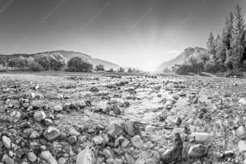 Blick über das Flussbett der Isar in den Sonnenaufgang am Karwendel - Rolling Stones - Seitenverhältnis 3:2 - Isar Flussbett - weitere Infos unter https://www.kriner-weiermann.de