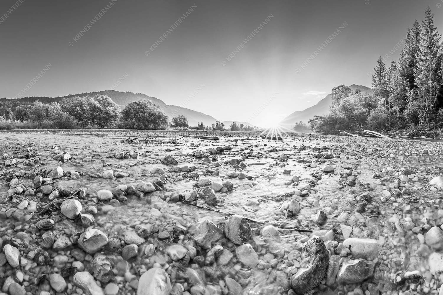 Rolling Stones – Seitenverhältnis 3:2 — Isar Flussbett Blick über das Flussbett der Isar in den Sonnenaufgang am Karwendel