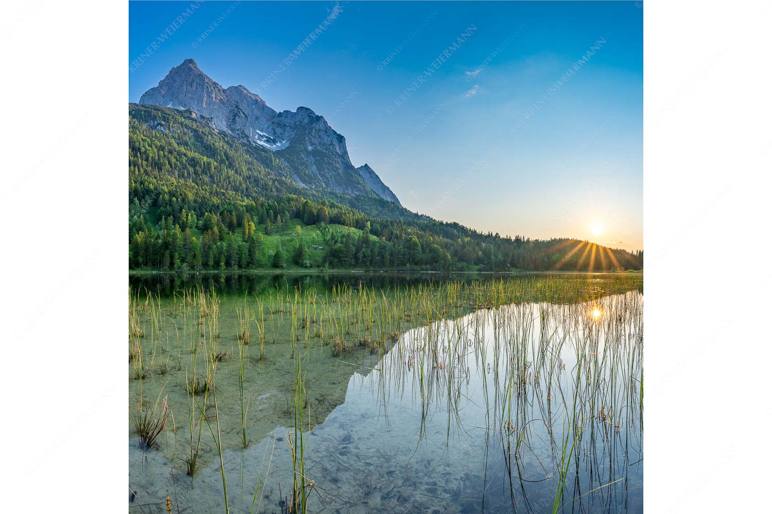 Sonnenuntergang am Ferchensee mit Blick zu den Wettersteinspitzen - Ruhige Momente - Seitenverhältnis 1:1 - Ferchensee mit Wetterstein - weitere Infos unter https://www.kriner-weiermann.de
