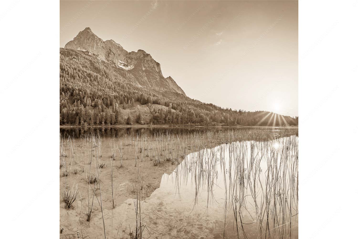 Sonnenuntergang am Ferchensee mit Blick zu den Wettersteinspitzen - Ruhige Momente - Seitenverhältnis 1:1 - Ferchensee mit Wetterstein - weitere Infos unter https://www.kriner-weiermann.de