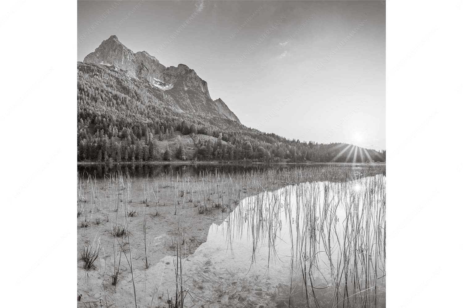Ruhige Momente – Seitenverhältnis 1:1 — Ferchensee mit Wetterstein Sonnenuntergang am Ferchensee mit Blick zu den Wettersteinspitzen
