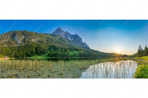 Sonnenuntergang am Ferchensee mit Blick zu den Wettersteinspitzen - Ruhige Momente - Seitenverhältnis 2,5:1 - Ferchensee mit Wetterstein - weitere Infos unter https://www.kriner-weiermann.de