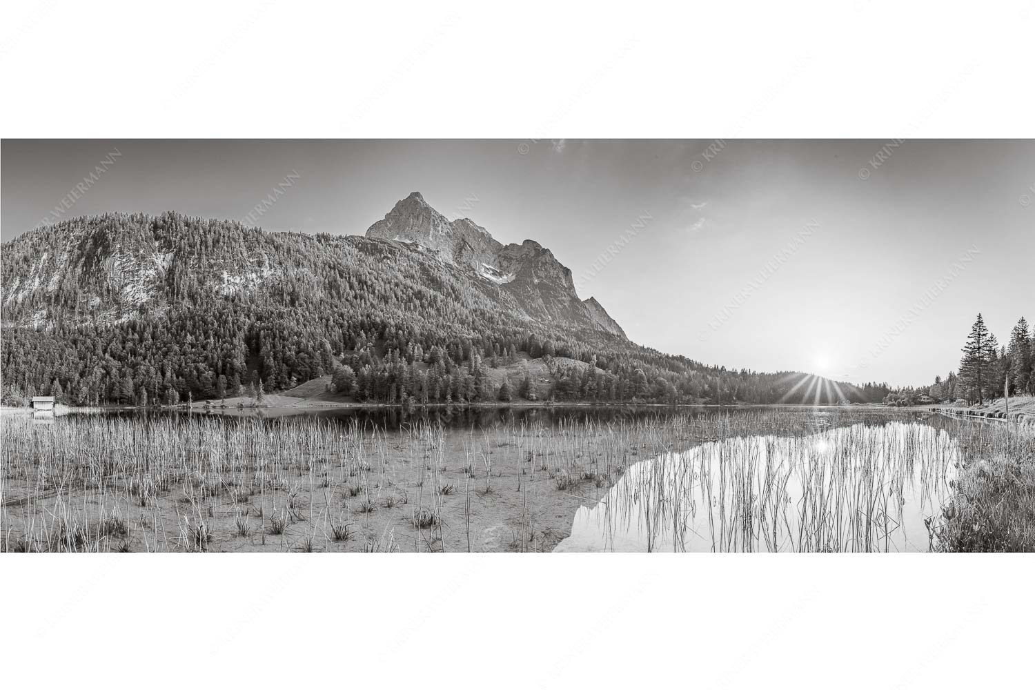 Sonnenuntergang am Ferchensee mit Blick zu den Wettersteinspitzen - Ruhige Momente - Seitenverhältnis 2,5:1 - Ferchensee mit Wetterstein - weitere Infos unter https://www.kriner-weiermann.de