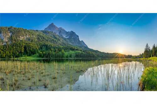 Sonnenuntergang am Ferchensee mit Blick zu den Wettersteinspitzen - Ruhige Momente - Seitenverhältnis 2:1 - Ferchensee mit Wetterstein - weitere Infos unter https://www.kriner-weiermann.de
