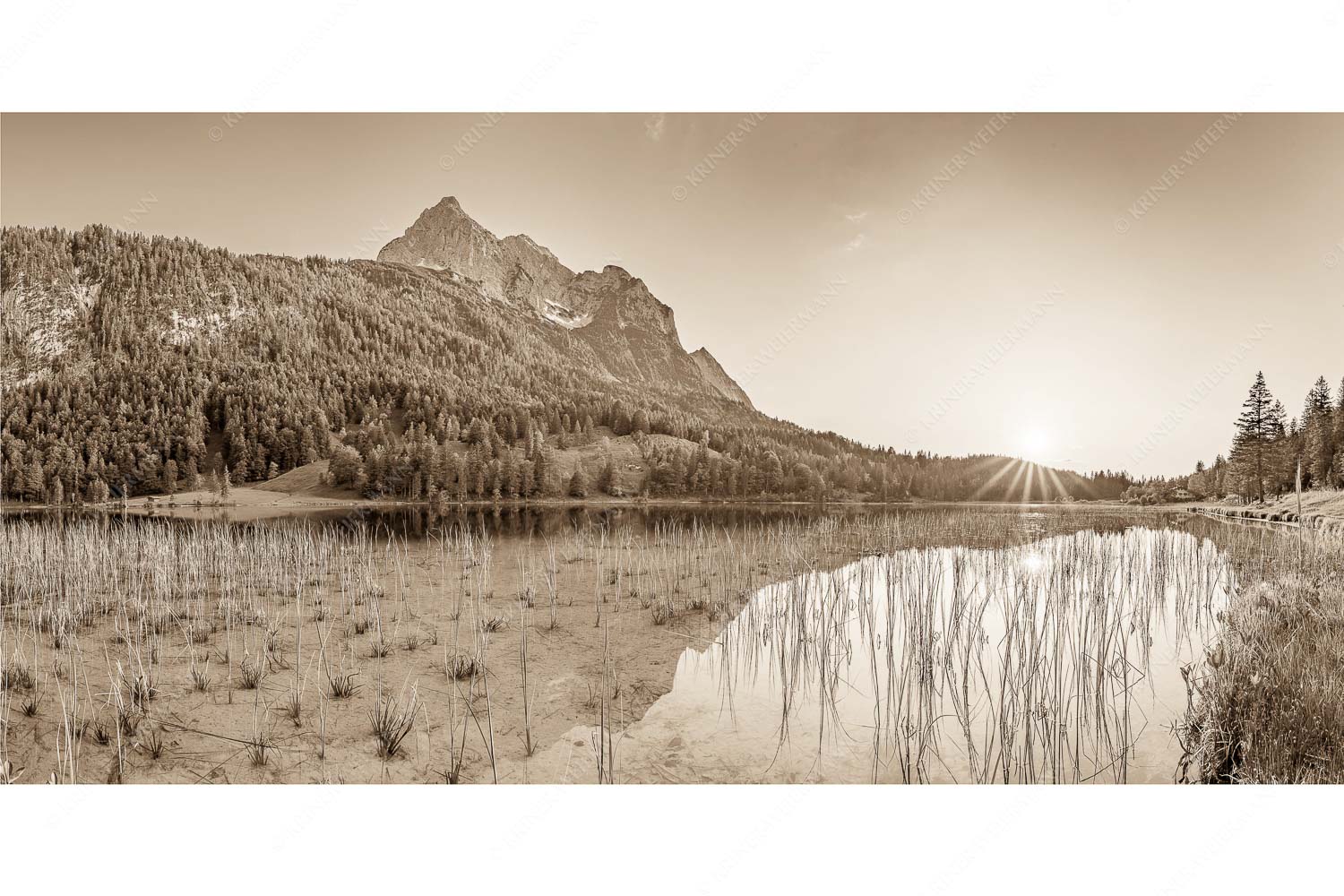 Sonnenuntergang am Ferchensee mit Blick zu den Wettersteinspitzen - Ruhige Momente - Seitenverhältnis 2:1 - Ferchensee mit Wetterstein - weitere Infos unter https://www.kriner-weiermann.de