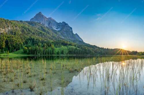 Sonnenuntergang am Ferchensee mit Blick zu den Wettersteinspitzen - Ruhige Momente - Seitenverhältnis 3:2 - Ferchensee mit Wetterstein - weitere Infos unter https://www.kriner-weiermann.de