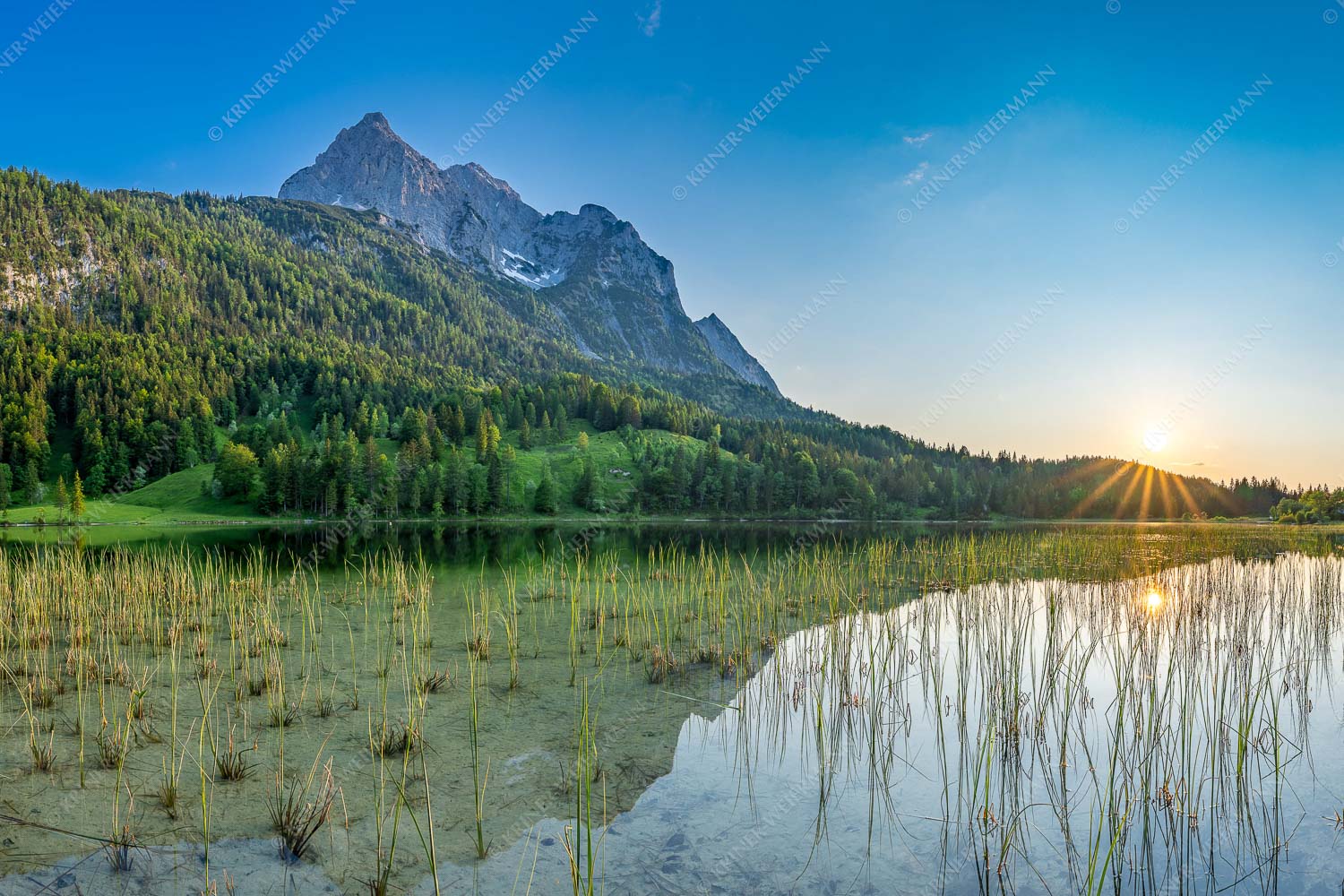 Ruhige Momente – Seitenverhältnis 3:2 — Ferchensee mit Wetterstein Sonnenuntergang am Ferchensee mit Blick zu den Wettersteinspitzen