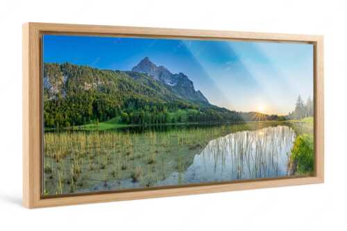 Sonnenuntergang am Ferchensee mit Blick zu den Wettersteinspitzen - Ruhige Momente - Foto im Schattenfugen-Rahmen - Ferchensee mit Wetterstein - weitere Infos unter https://www.kriner-weiermann.de