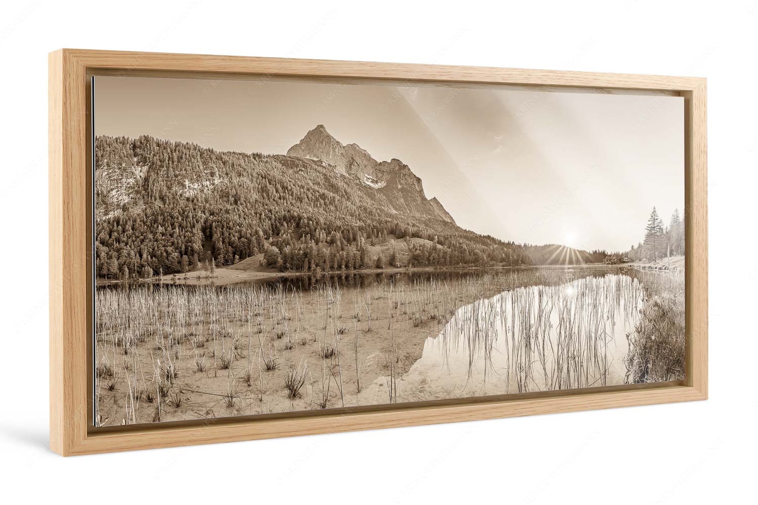 Sonnenuntergang am Ferchensee mit Blick zu den Wettersteinspitzen - Ruhige Momente - Foto im Schattenfugen-Rahmen - Ferchensee mit Wetterstein - weitere Infos unter https://www.kriner-weiermann.de