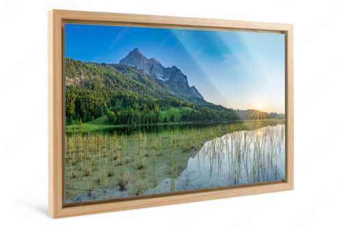 Sonnenuntergang am Ferchensee mit Blick zu den Wettersteinspitzen - Ruhige Momente - Foto im Schattenfugen-Rahmen - Ferchensee mit Wetterstein - weitere Infos unter https://www.kriner-weiermann.de