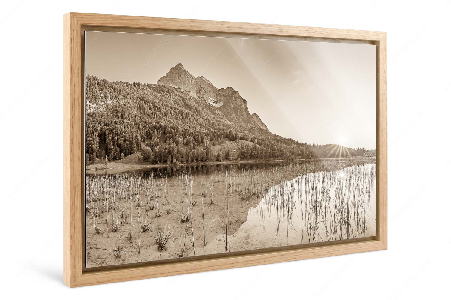 Ruhige Momente – Foto im Schattenfugen-Rahmen — Ferchensee mit Wetterstein Sonnenuntergang am Ferchensee mit Blick zu den Wettersteinspitzen - Ruhige Momente - Foto im Schattenfugen-Rahmen - Ferchensee mit Wetterstein - weitere Infos unter https://www.kriner-weiermann.de