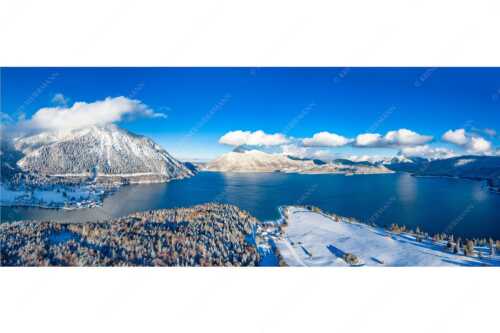 Blick über den winterlichen Walchensee zum Herzogstand und Jochberg - Ruhige See - Seitenverhältnis 2,5:1 - Winter am Walchensee - weitere Infos unter https://www.kriner-weiermann.de