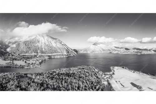 Blick über den winterlichen Walchensee zum Herzogstand und Jochberg - Ruhige See - Seitenverhältnis 2:1 - Winter am Walchensee - weitere Infos unter https://www.kriner-weiermann.de
