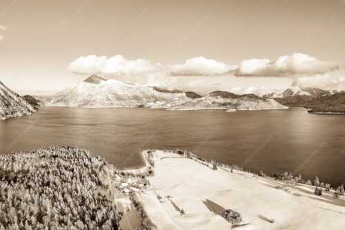 Blick über den winterlichen Walchensee zum Herzogstand und Jochberg - Ruhige See - Seitenverhältnis 3:2 - Winter am Walchensee - weitere Infos unter https://www.kriner-weiermann.de