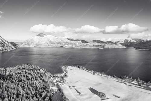 Blick über den winterlichen Walchensee zum Herzogstand und Jochberg - Ruhige See - Seitenverhältnis 3:2 - Winter am Walchensee - weitere Infos unter https://www.kriner-weiermann.de