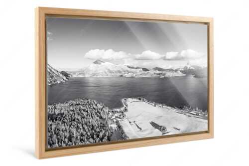 Blick über den winterlichen Walchensee zum Herzogstand und Jochberg - Ruhige See - Foto im Schattenfugen-Rahmen - Winter am Walchensee - weitere Infos unter https://www.kriner-weiermann.de